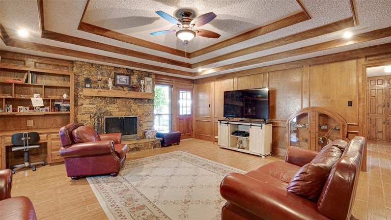 Photo 14 of 33 - 505 Newcastle Dr, Desoto, TX 75115