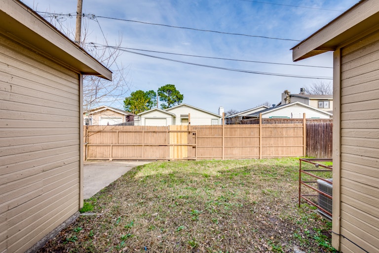 Photo 13 of 15 - 9911 Cedar Mountain Cir, Dallas, TX 75217