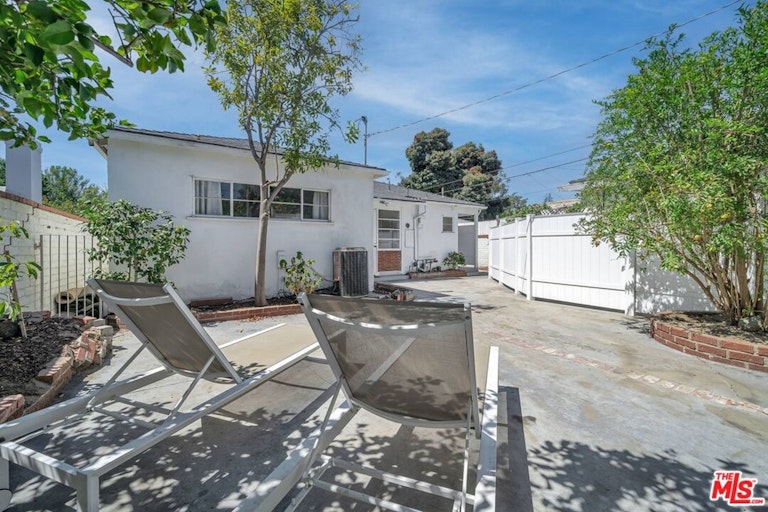Photo 25 of 45 - 10643 Blix St, North Hollywood, CA 91602
