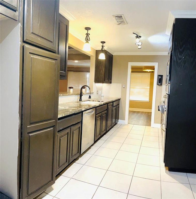 Photo 7 of 22 - 715 Vail Dr, Arlington, TX 76012