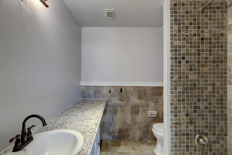 Photo 33 of 42 - 12643 Rip Van Winkle Dr, Houston, TX 77024