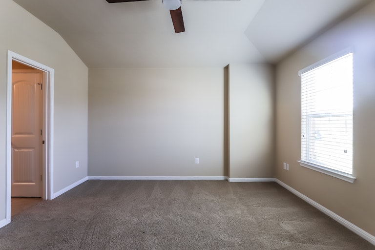 Photo 15 of 25 - 317 Crater Lake Dr, Pflugerville, TX 78660