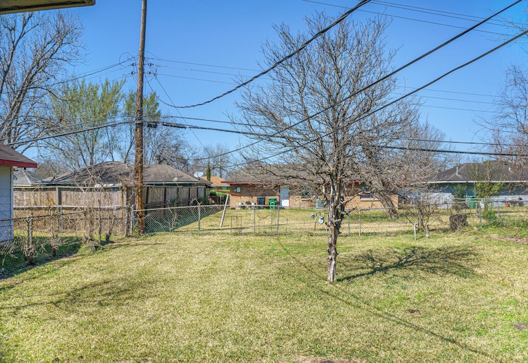 Photo 15 of 15 - 3115 Dacca Dr, Houston, TX 77051