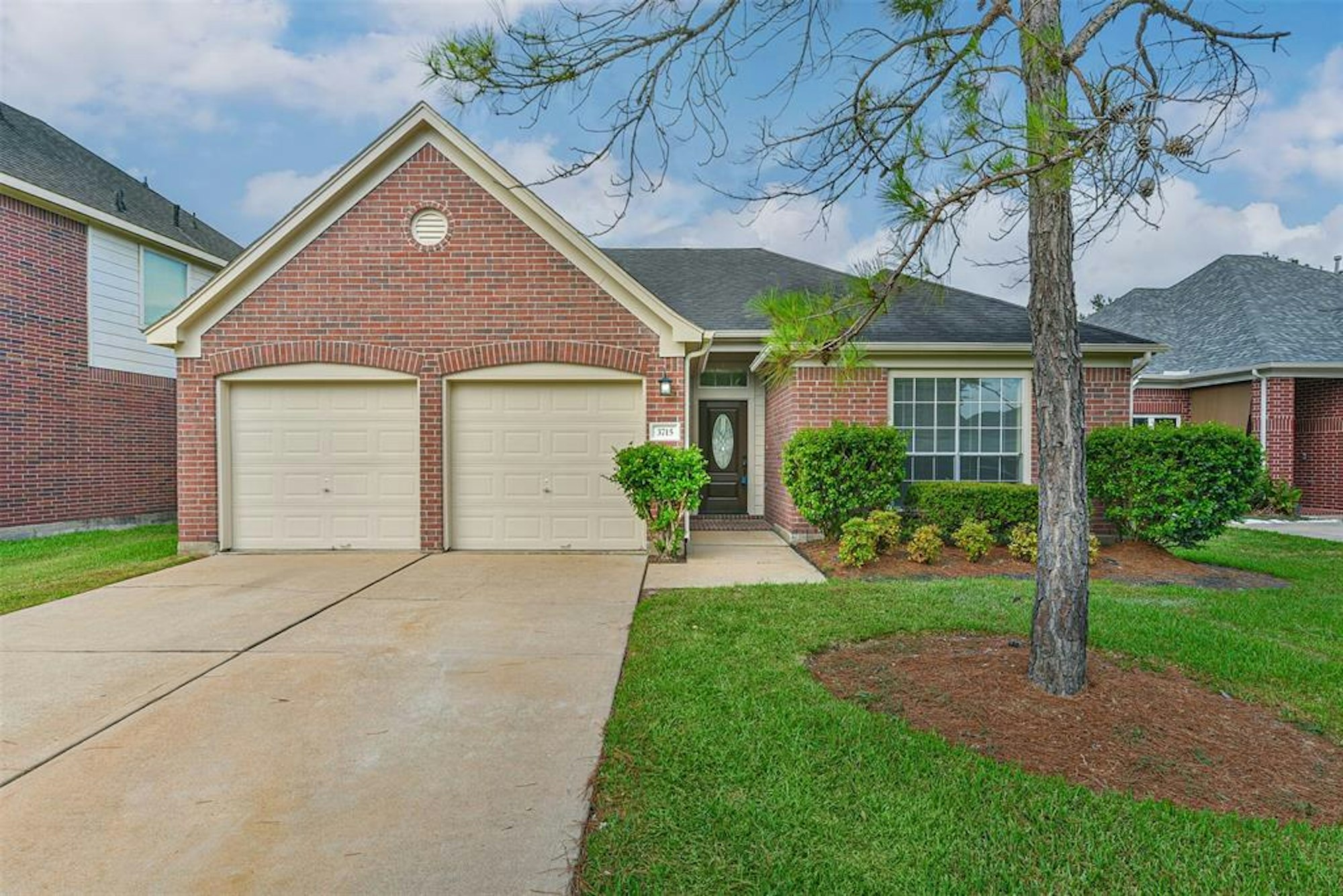 Photo 1 of 21 - 3715 Parkshire Dr, Pearland, TX 77584
