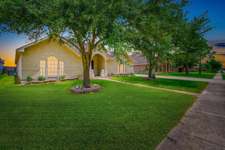 Photo 3 of 38 - 11505 Grimes Ave, Pearland, TX 77584