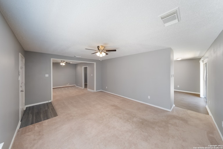 Photo 4 of 25 - 8031 Hilltop Crst, San Antonio, TX 78251