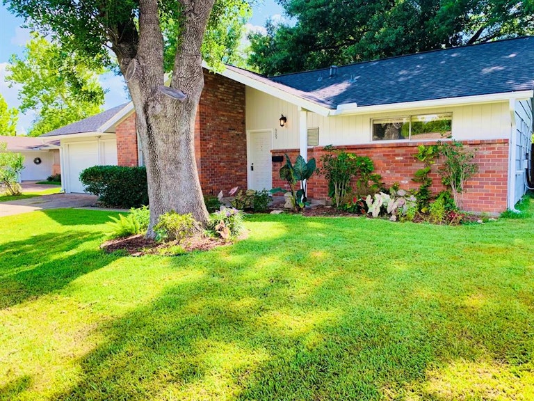 Photo 1 of 19 - 909 Mark St, Deer Park, TX 77536