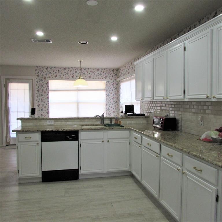 Photo 8 of 32 - 1345 Mill Wood Ln, Garland, TX 75040