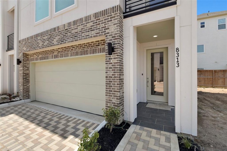 Photo 2 of 34 - 8313 Brecha Ln, Houston, TX 77055