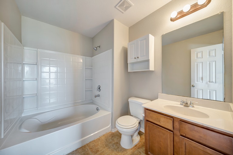 Photo 15 of 24 - 1374 Emily Ct, Burleson, TX 76028