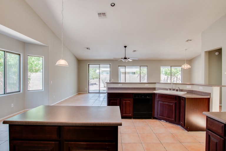 Photo 5 of 32 - 991 N Buckaroo Ln, Gilbert, AZ 85234