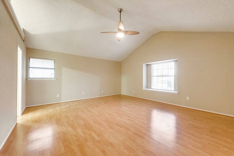 Photo 13 of 26 - 1820 Whispering Cove Trl, Fort Worth, TX 76134
