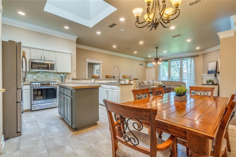Photo 23 of 40 - 6841 Beverly Glen Dr, Fort Worth, TX 76132