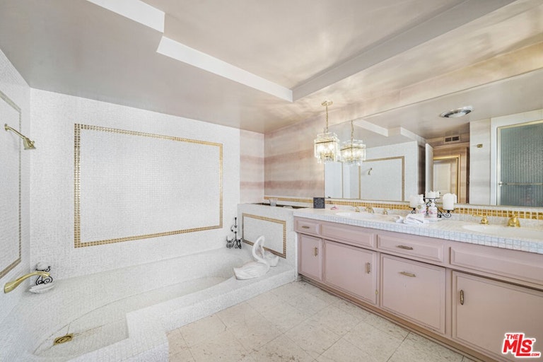 Photo 13 of 23 - 18116 Chardon Cir, Encino, CA 91316