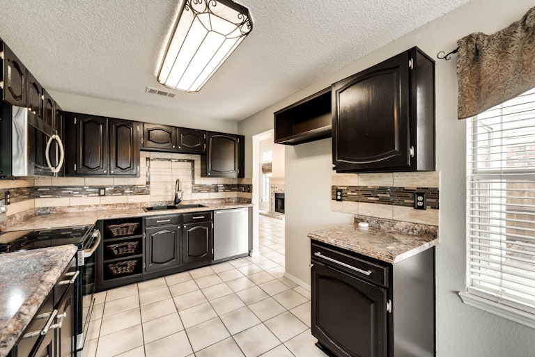 Photo 10 of 23 - 1105 Cherrytree Dr, Arlington, TX 76001