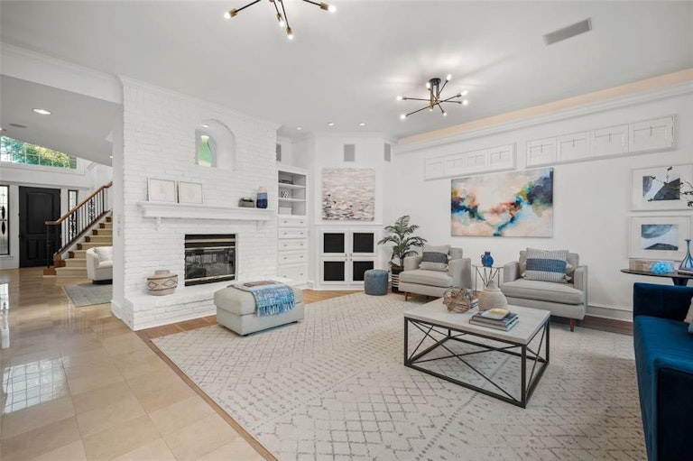 Photo 11 of 35 - 13703 Creekside Pl, Dallas, TX 75240