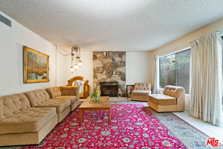 Photo 18 of 53 - 18502 Entrada Ct, Porter Ranch, CA 91326