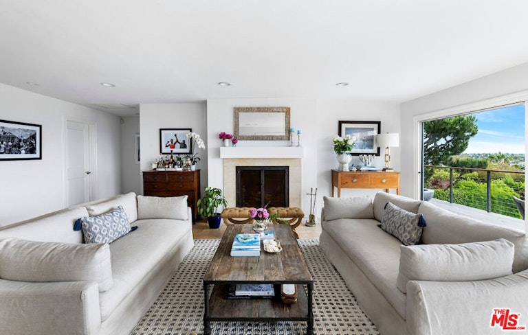 Photo 9 of 54 - 16656 Linda Ter, Pacific Palisades, CA 90272