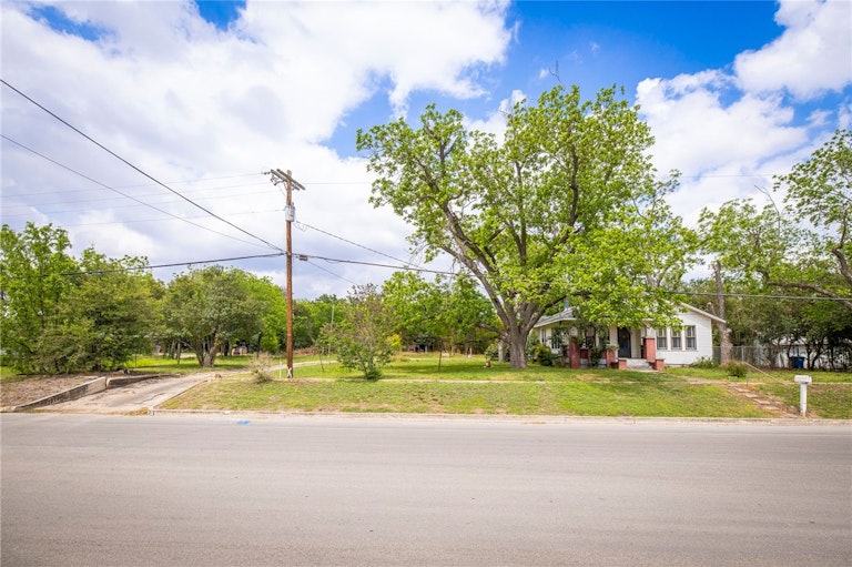 Photo 25 of 35 - 140 Wright Ave, New Braunfels, TX 78130