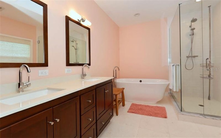 Photo 14 of 25 - 2204 Harbour Court Dr, Longboat Key, FL 34228