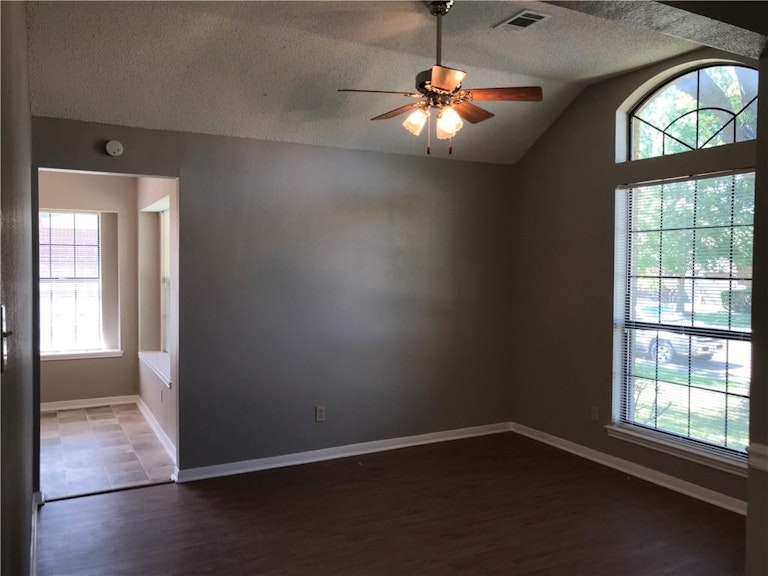 Photo 6 of 30 - 516 Tealridge Ln, Desoto, TX 75115