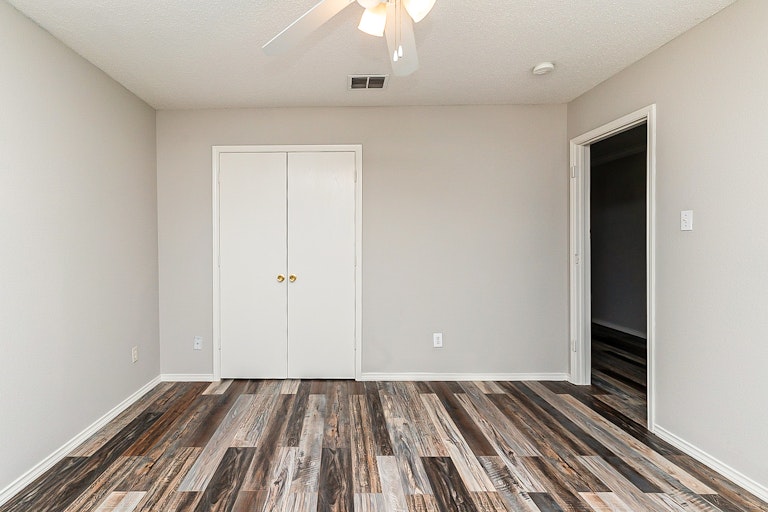 Photo 15 of 27 - 610 Silvertop Rd, Arlington, TX 76002