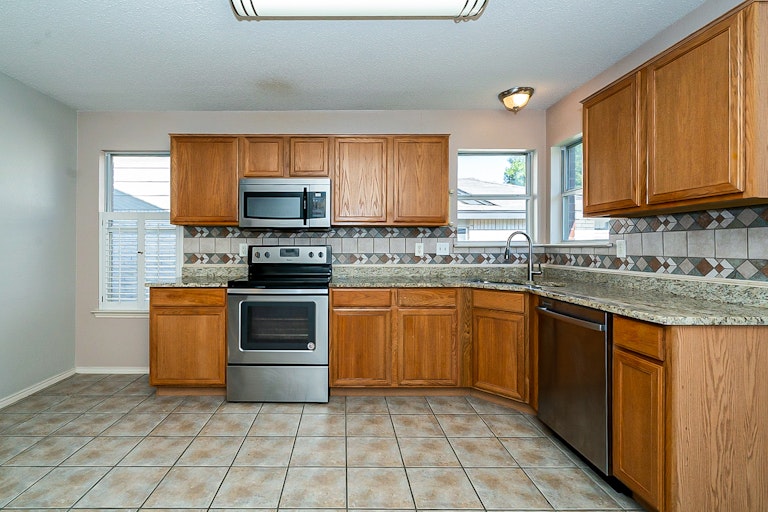 Photo 4 of 25 - 10252 Dawson Trl, Fort Worth, TX 76108