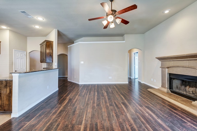 Photo 10 of 25 - 5532 Chinkapin Ln, Fort Worth, TX 76244