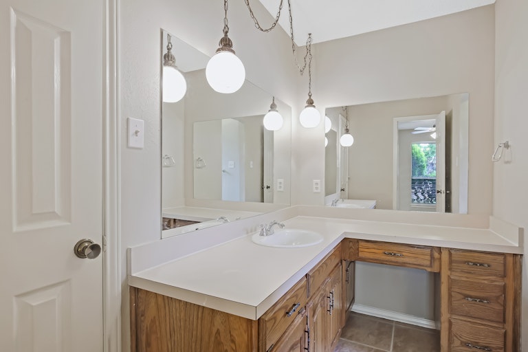 Photo 18 of 25 - 404 Rivervalley Ct, Arlington, TX 76006