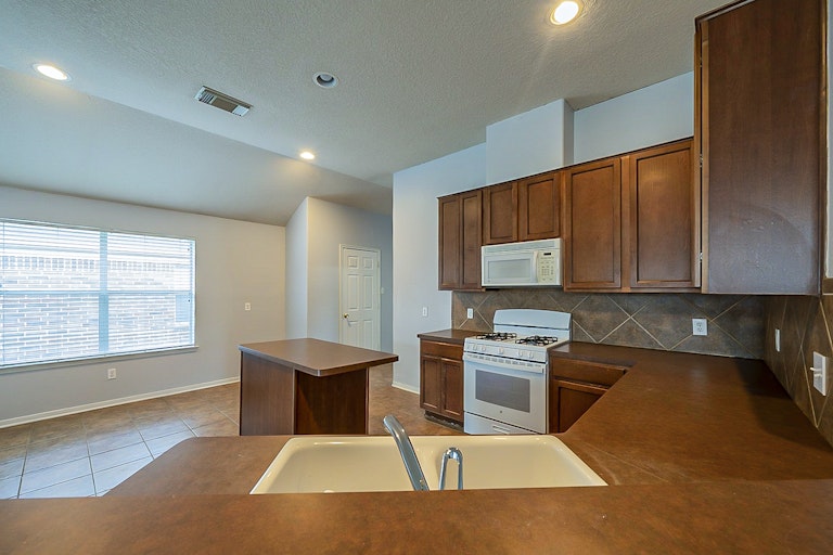 Photo 7 of 29 - 4115 Tree Mist Ct, Humble, TX 77346