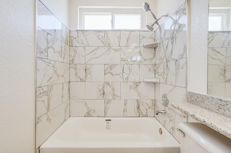 Photo 16 of 36 - 4636 Baywind Dr, Sacramento, CA 95838