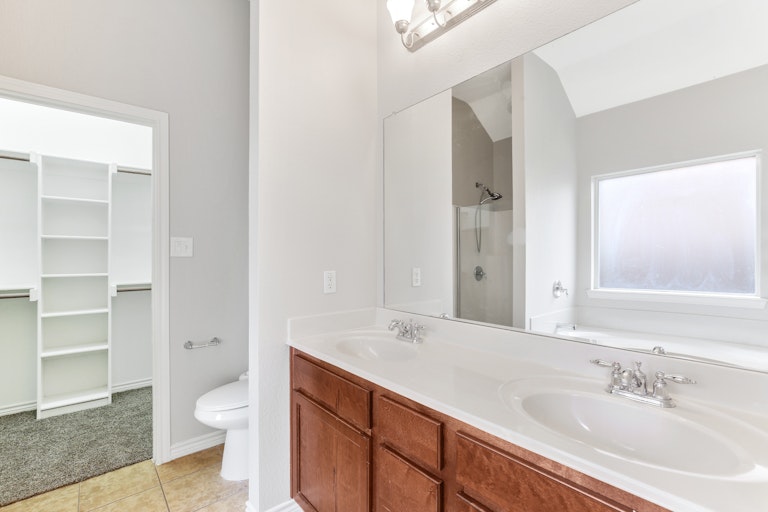 Photo 15 of 25 - 304 Bob White Dr, Red Oak, TX 75154