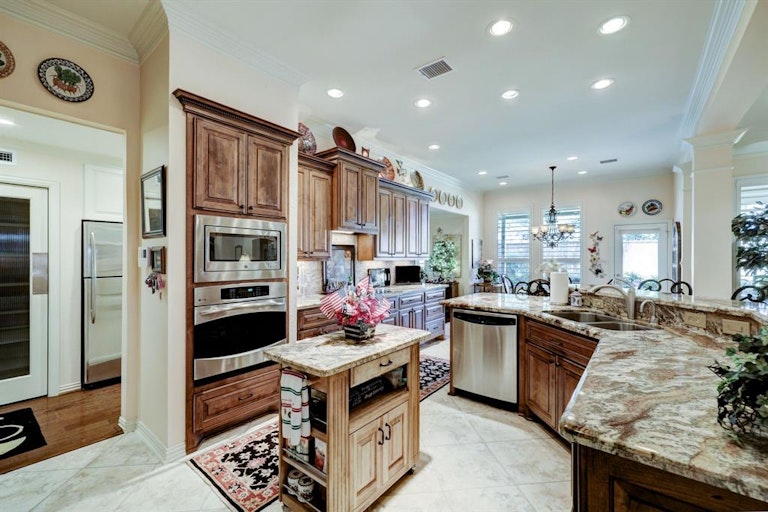 Photo 10 of 36 - 1518 Pine Chase Dr, Houston, TX 77055