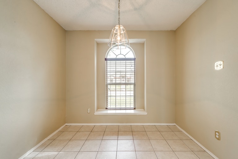 Photo 11 of 29 - 2736 Hidden Springs Dr, Mesquite, TX 75181