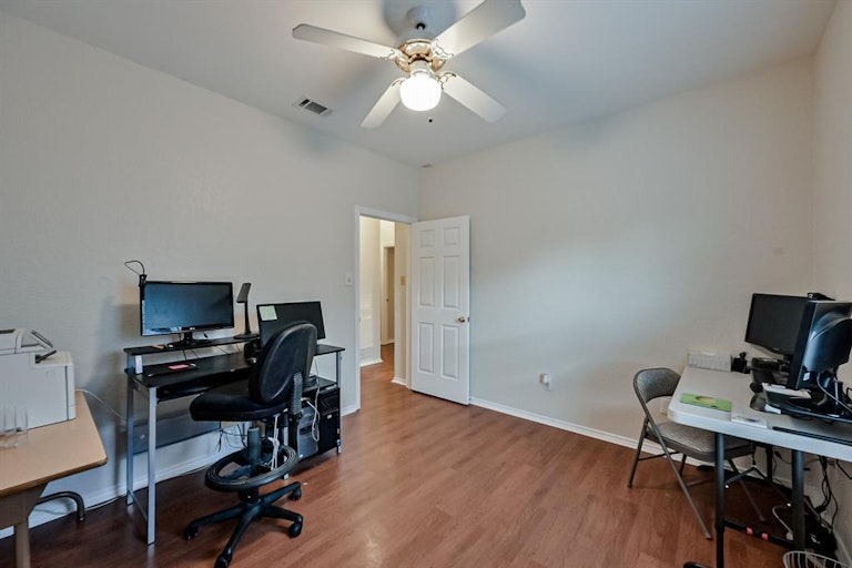 Photo 25 of 40 - 5607 Oak Branch Dr, Arlington, TX 76016