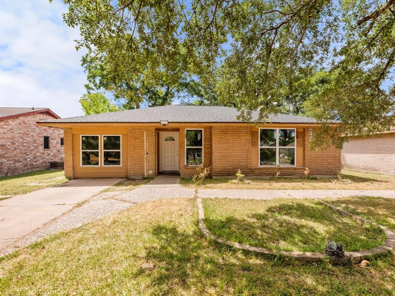 Photo 1 of 22 - 5310 Castlecreek Ln, Houston, TX 77053
