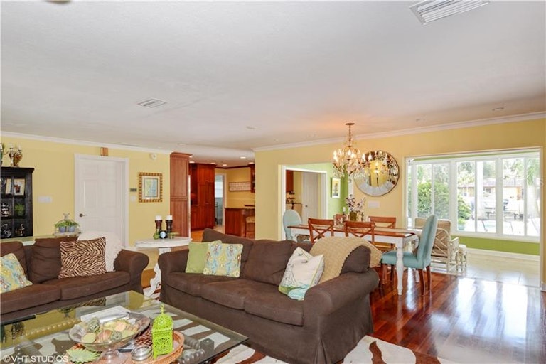 Photo 3 of 16 - 6332 Tanglewood Dr NE, Saint Petersburg, FL 33702