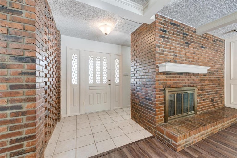 Photo 4 of 40 - 312 Greenbriar Ln, Colleyville, TX 76034