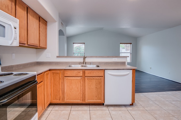 Photo 9 of 23 - 4038 W Abraham Ln, Glendale, AZ 85308