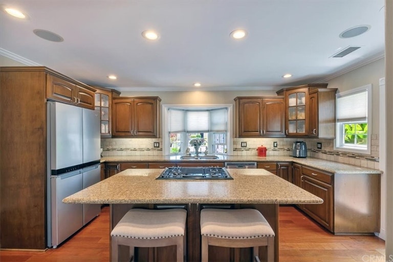 Photo 4 of 28 - 8301 Friesland Dr, Huntington Beach, CA 92647
