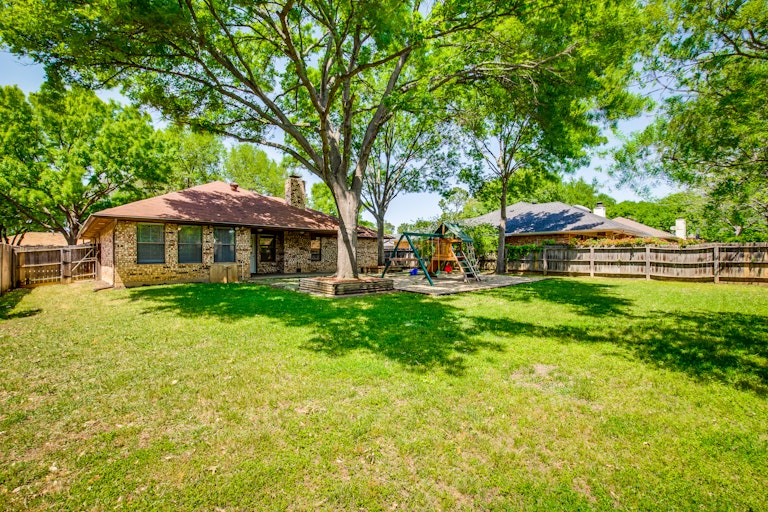 Photo 5 of 27 - 2520 Sunshine Ct, Bedford, TX 76021