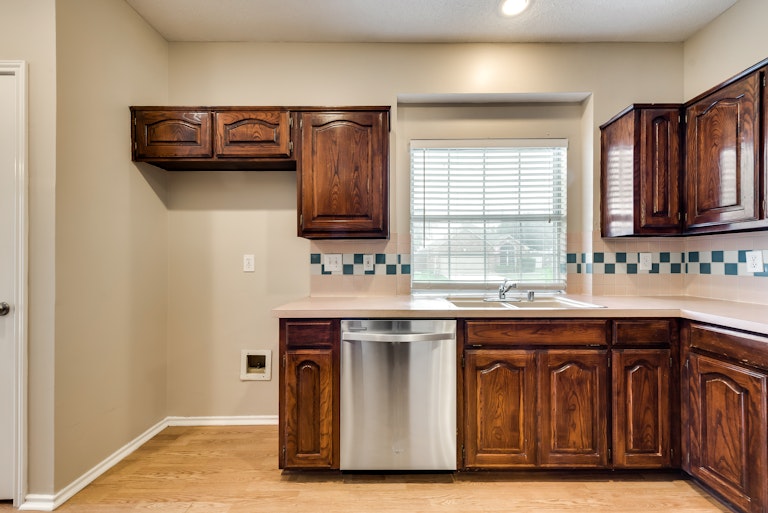 Photo 8 of 33 - 2132 Montclair Ln, Lewisville, TX 75067