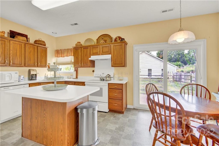 Photo 9 of 18 - 8518 Mineral Ridge Way, Charlotte, NC 28269