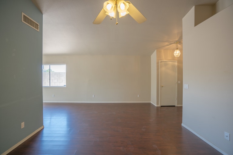Photo 5 of 20 - 3531 W Via Del Sol Dr, Glendale, AZ 85310