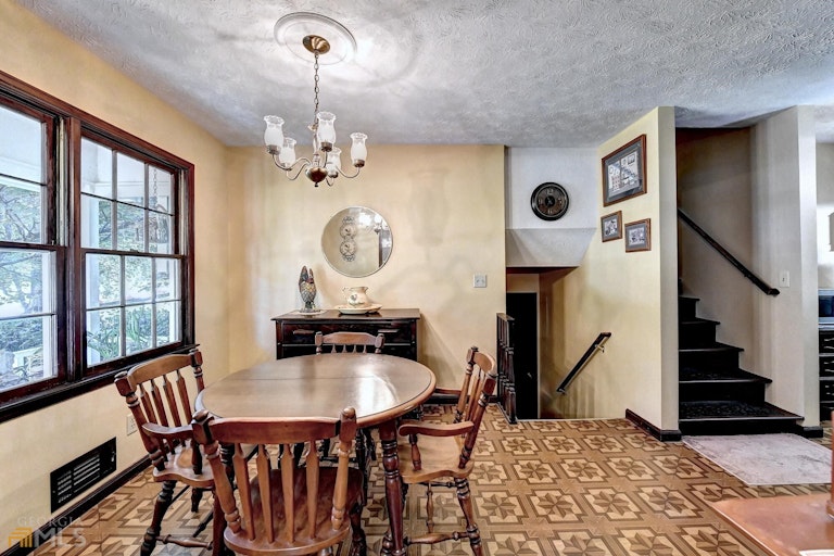 Photo 6 of 39 - 3371 San Antonio Dr, Snellville, GA 30039