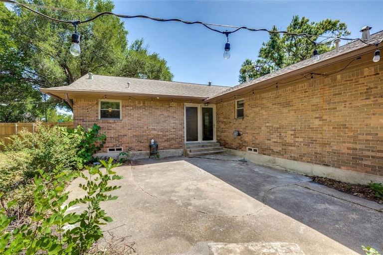 Photo 29 of 37 - 1759 Crowberry Dr, Dallas, TX 75228