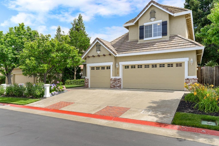 Photo 2 of 51 - 8120 E Carriage Ln, Fair Oaks, CA 95628