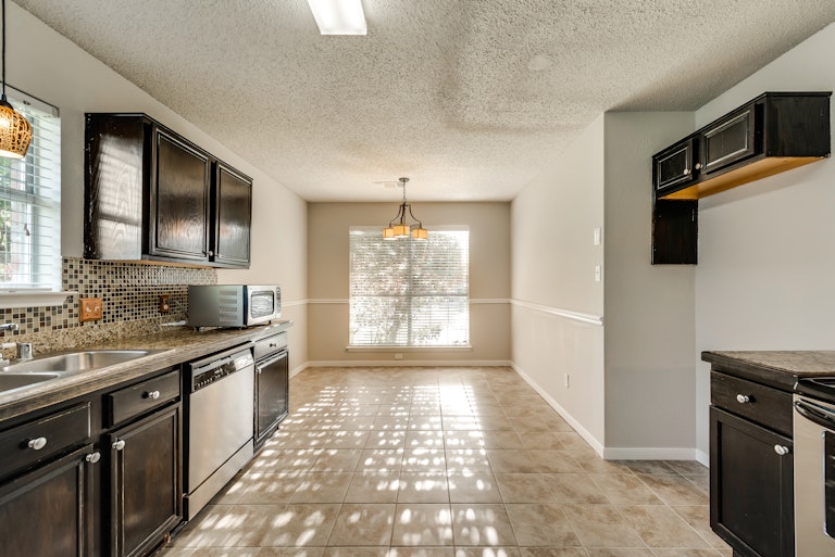 Photo 8 of 28 - 2039 Angelica Way, Dallas, TX 75217