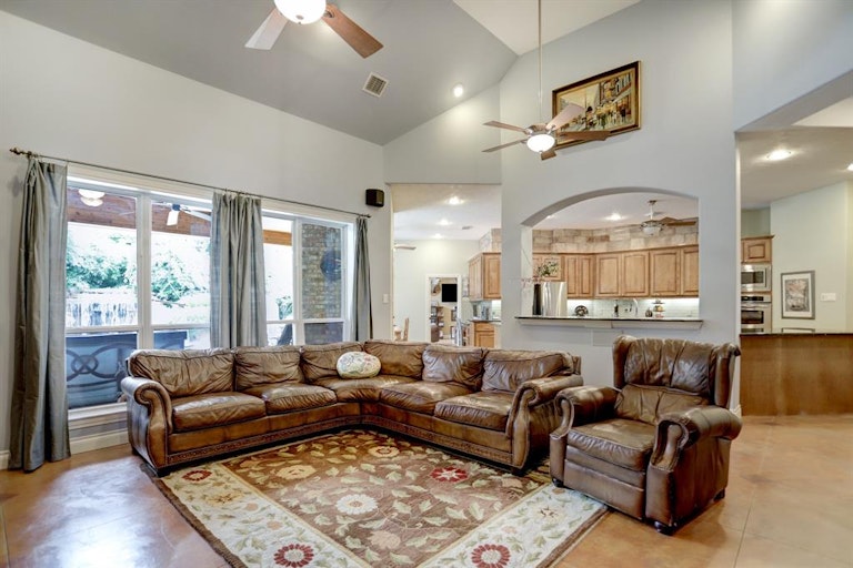 Photo 12 of 34 - 7811 Bent Green Ln, Spring, TX 77389