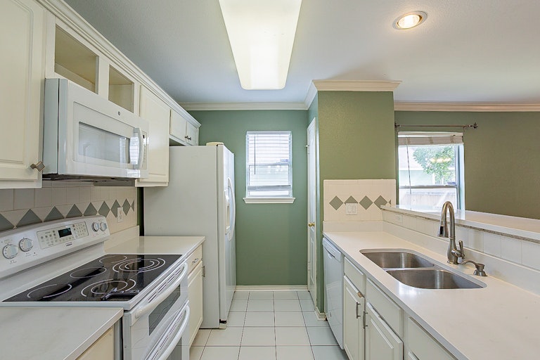 Photo 2 of 16 - 702 Claude W Black, San Antonio, TX 78203